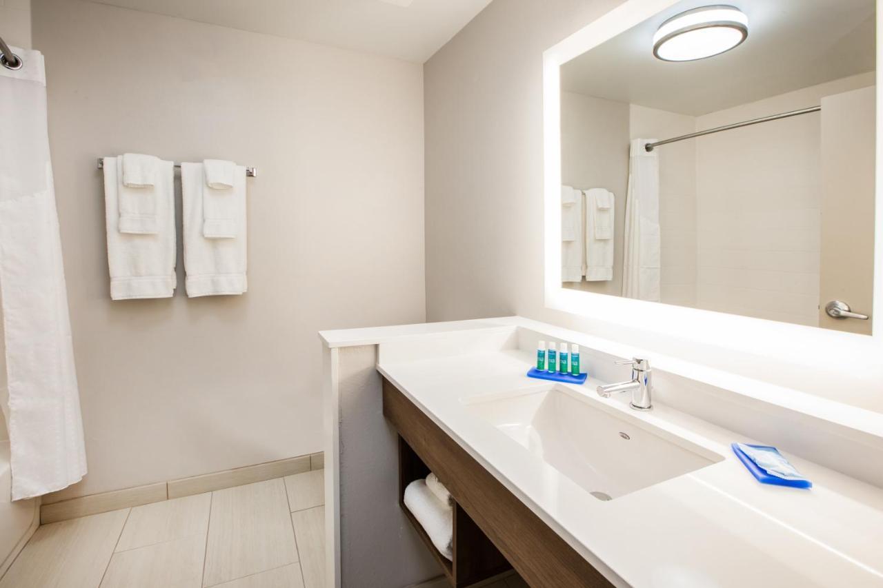 Holiday Inn Express Hotel & Suites Boston - Marlboro By Ihg Hudson Bagian luar foto
