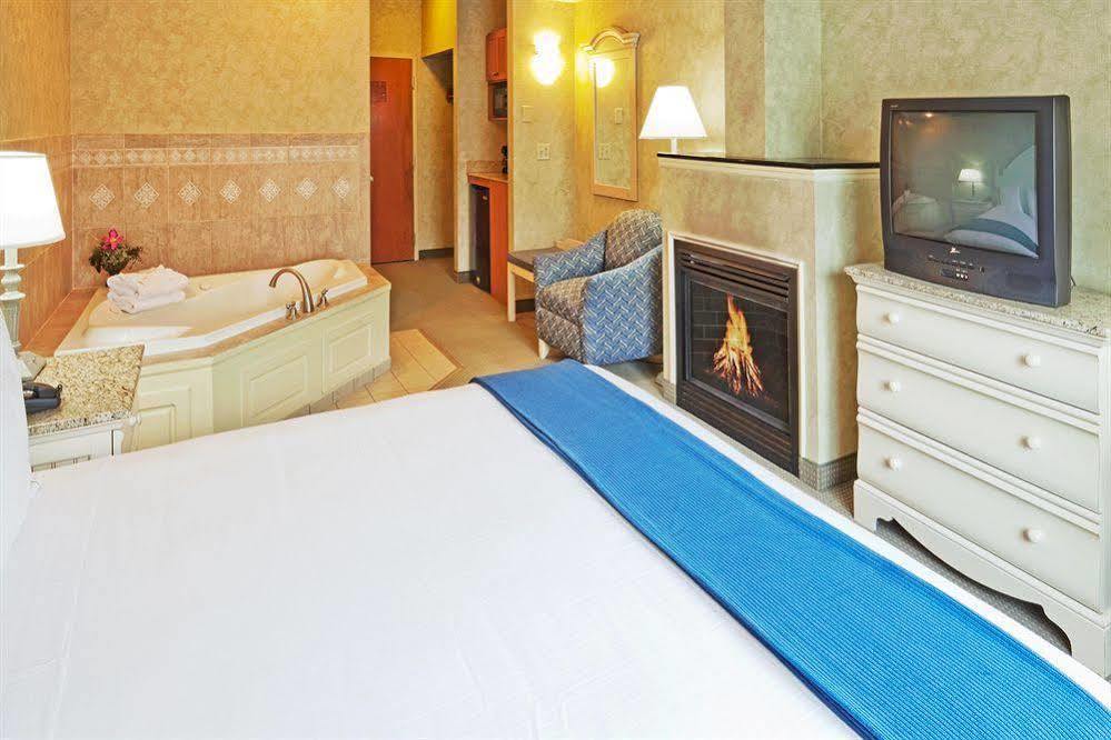 Holiday Inn Express Hotel & Suites Boston - Marlboro By Ihg Hudson Bagian luar foto